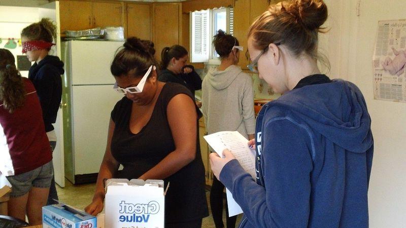 OT 107的学生完成一个低视力模拟活动.  这就要求他们在被诊断为低视力的时候准备一份零食.  这个实验是在办公室厨房完成的.